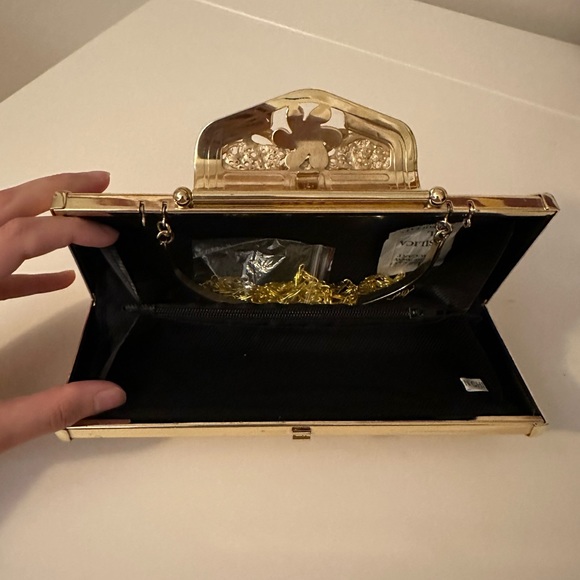 Clutch - Picture 2 of 4